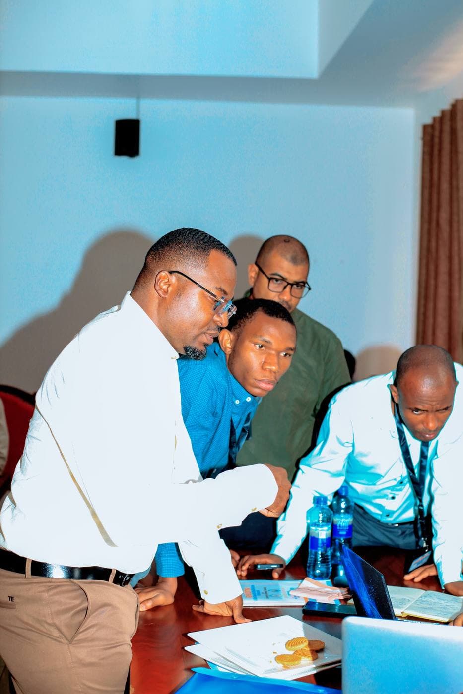 Participants working together during a URU training session